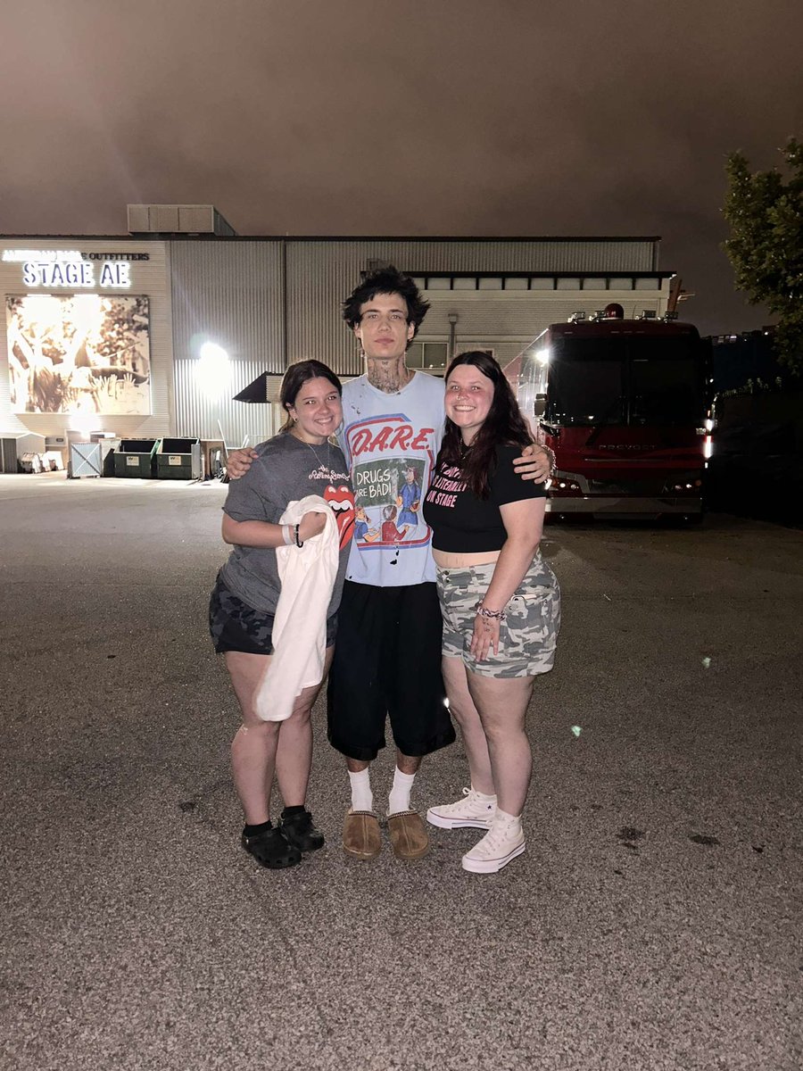 hosslerwrld's tweet photo. goodnight. thankful for j and all my friends who made today so fun 🖤 https://t.co/ud4EOsqCxX