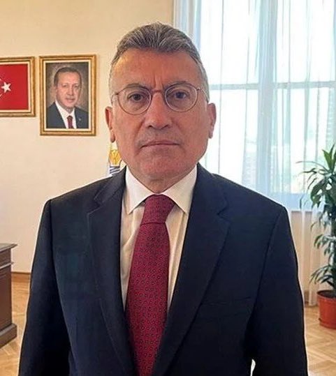 AKP Grup Başkanı Abdullah Güler: “Emekliye seyyanen zam çok zor; hangi AB ülkesinde 40 yaşında emekli var?”
CEVAP: HANGİ  AB Ülkelerinde  emeklinin Maaşından Her AY 20.000 ₺ Çalan  hükümet  VAR?
ABDULLAH Güler bey

<a href="/RTErdogan/">Recep Tayyip Erdoğan</a> 
<a href="/eczozgurozel/">Özgür Özel</a> 
<a href="/memetsimsek/">Mehmet Simsek</a>
#EmekliEkmeğininPeşinde