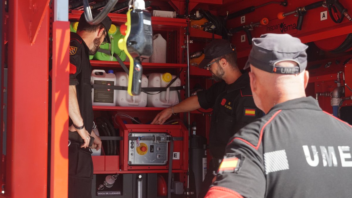UMEgob's tweet photo. Recepcionamos nuevo material adquirido con fondos de la #UE 🇪🇺
Con  esta estación aumentamos nuestras capacidades de #descontaminación  #NRBQ ☣️ de materiales pesados de todo tipo de vehículos 🚒, así como de  sus tripulantes.

👉SP-UME-CBRN DECONTAMINATION #RescEU @eu_echo https://t.co/RdXzu3Wchp