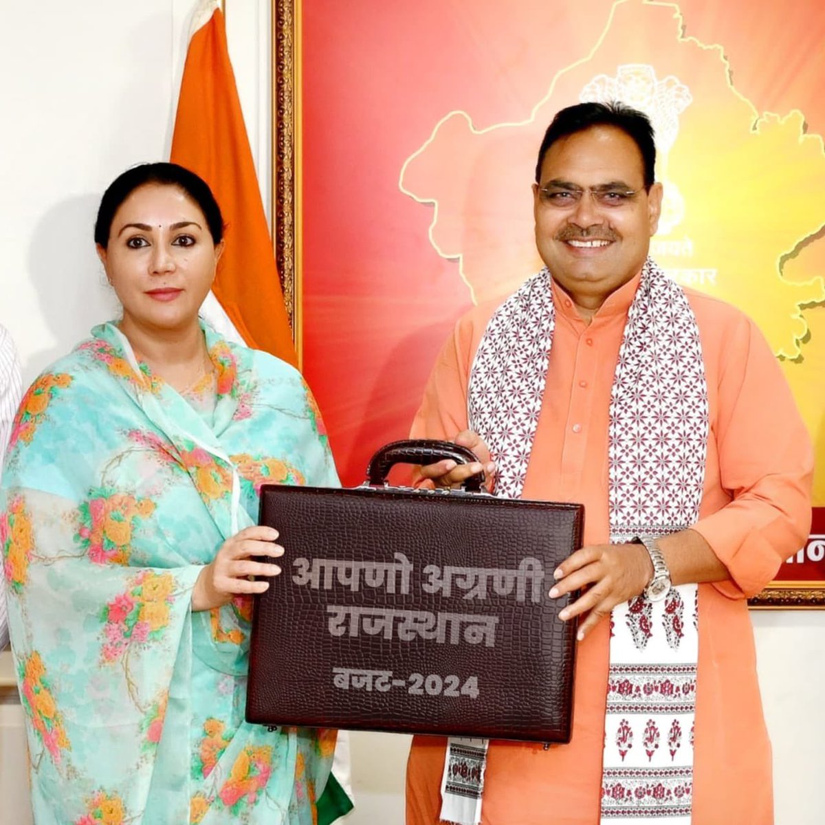 Shubhamshuklamp's tweet photo. भजनलाल सरकार ने राजस्थान बजट में धार्मिक स्थलों के लिए खजाना खोल दिया है-

वित्त मंत्री दिया कुमारी इस बार के बजट में 20 मंदिरों के सौंदर्���ीकरण के लिए बजट रखा है।

खाटू श्याम मंदिर की भव्यता के लिए 100 करोड़ रुपये की घोषणा की गई है।

अयोध्या और काशी में कराए गए काम की तर्ज पर होगा काम।

600 मंदिरों में विशेष साज सज्जा और आरती के कार्यक्रम के लिए भी बजट।

जनजाति आस्था केंद्र सीतावाड़ी बारां, कमलनाथ महादेव और जावर माता मंदिर उदयपुर के आस-पास भी होगा सौंदर्यीकरण