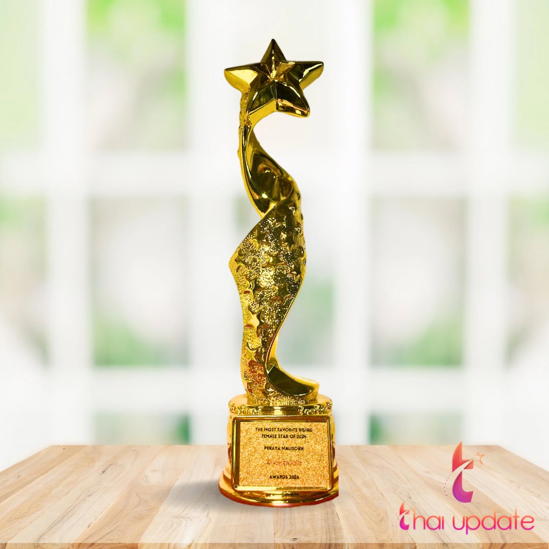 thaiupdate2021's tweet photo. Congratulations to Faye Peraya once again on winning the title of "The Most Favorite Rising Female Star of 2024" from Thai Update! 

🏆 The trophy is expected to be delivered to Thailand between July 21-27 or even earlier.

#fayeperaya 
#thaiupdate2019 
#thaiupdateawards2024 https://t.co/tJgs0N5Di5