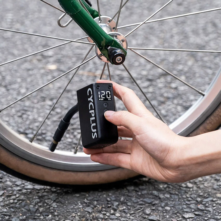 WORLDCYCLE_BLOG's tweet photo. CYCPLUSの液晶付き小型電動空気入れ、先週から少し価格変更しております。

現状、一番安いお店かと思います。

#as2pro #cycplus #電動ポンプ
https://t.co/anLlPjGZJK https://t.co/QwhMzBUWpg