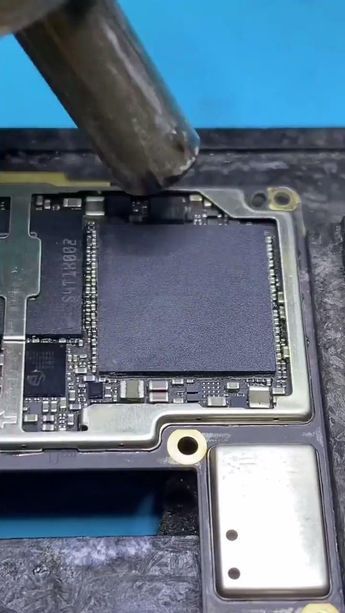 BerilErwin42671's tweet image. "Revive your old gadgets and unleash your inner engineer! 🛠️✨ #DIYElectronics #RepairMagic #TechDIY #FixItYourself #GadgetGuru #TechTinkering"