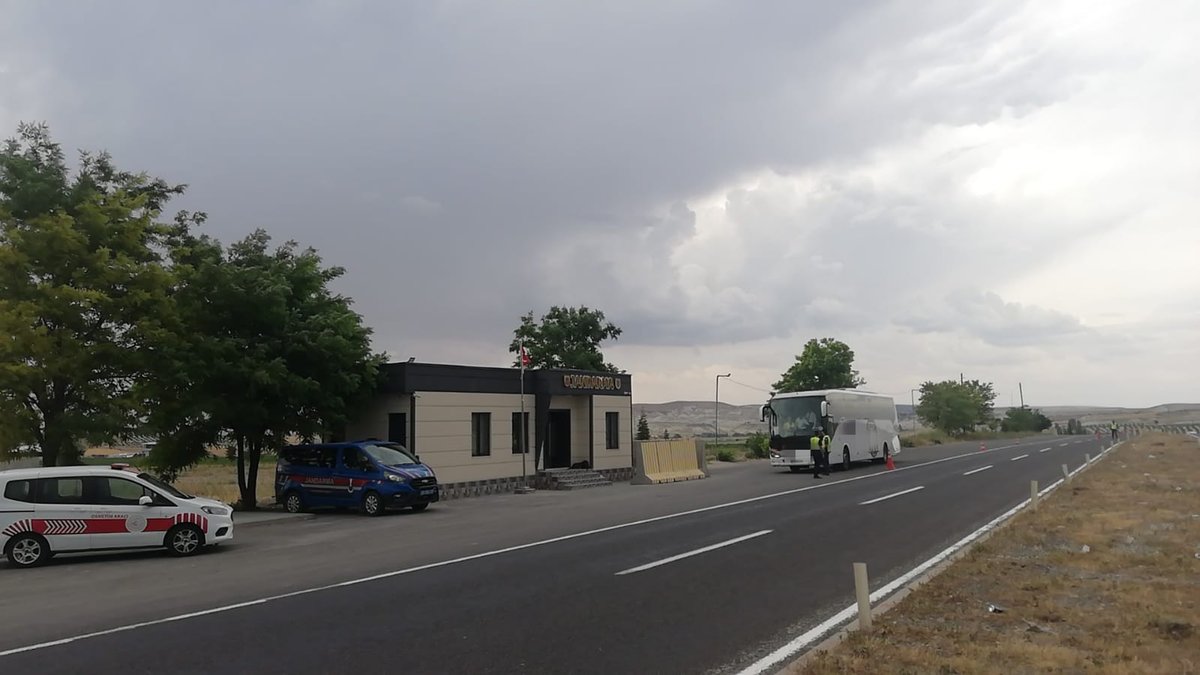 Nevşehir ilinde, denetim ekiplerimiz ve Jandarma personeli tarifesiz yolcu taşımacılığı ile ilgili denetimlerini sürdürmektedir.