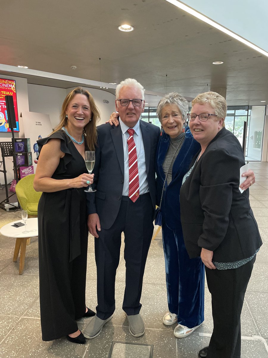 ⁦<a href="/BangorUni/">Bangor University</a>⁩ Diolch o galon am noson arbennig nithiwr yn ganol y cewri yma, o what a night thank you so much ⁦<a href="/BangorUni/">Bangor University</a>⁩ for the warm welcome , and what a night with my ⭐️🏴󠁧󠁢󠁷󠁬󠁳󠁿⁦@IfanHuwDafydd⁩ ⁦<a href="/AledHall/">Aled Hall 🏴󠁧󠁢󠁷󠁬󠁳󠁿</a>⁩