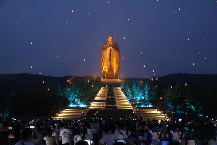 Deep__China's tweet image. 🤩🎶A series of activities were held during the 10th #Nishan Forum on World Civilizations, which kicked off on Wednesday in Qufu, east China's #Shandong Province. A giant statue of Chinese sage Confucius (551 B.C.-479 B.C.) was illuminated to celebrate the forum. #ChinaCulture