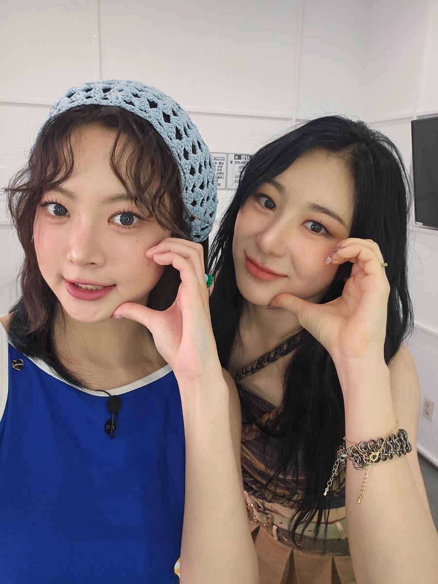 #은채의스타일기
채채즈 + 채채즈 = 채채채즈‼️
은채 X 채연의 새로운 케미💃💃
오늘 저녁 7시에 확인하세요😍

<a href="/le_sserafim/">LE SSERAFIM</a>
<a href="/official_LCY/">이채연(LEE CHAE YEON) Official</a>

#HONGEUNCHAE #홍은채 #Studiok
#이채연 #LEECHAEYEON #DON_T

COMING SOON⬇️
youtu.be/kN38FpVbShM