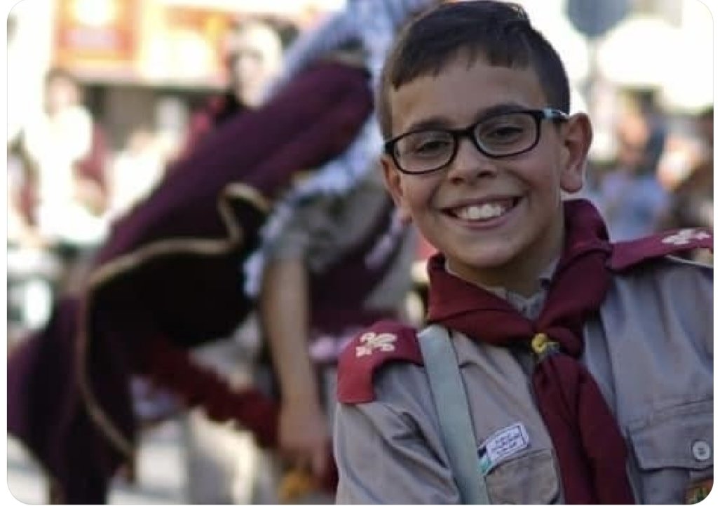 Notizie sconvolgenti arrivano dalla Cisgiordania.
Ghassan Gharib Hussein Zahran, 14 anni, colpito a morte con una fucilata alla schiena da un militare israeliano.
È accaduto ieri in un villaggio a ovest di Ramallah.
La dinamica è agghiacciante: Ghassan stava giocando a calcio con