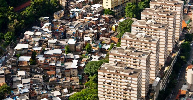 BancoMundial's tweet photo. En América Latina y el Caribe, 1 de cada 4 personas vive en hogares con ingresos menores a US$6.85 diarios. Si bien es la tasa de pobreza más baja de las últimas 2 décadas, la lucha contra la pobreza sigue siendo crucial.