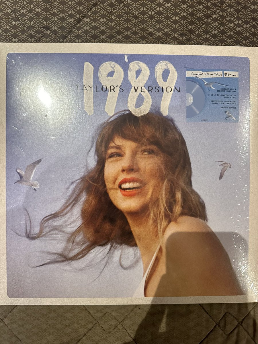elioaveces's tweet image. HELLO SWIFTIES 

im trying to get out of debt, so i’ll be doing an INTERNATIONAL RAFFLE of a framed Taylor Swift FOLKLORE SIGNED CD in combo with a 1989 TV BLUE VYNIL 

each ticket is $5 USD that can be sent to me via paypal (link below)

#TSTheErasTour #TSTheErasTourZurich