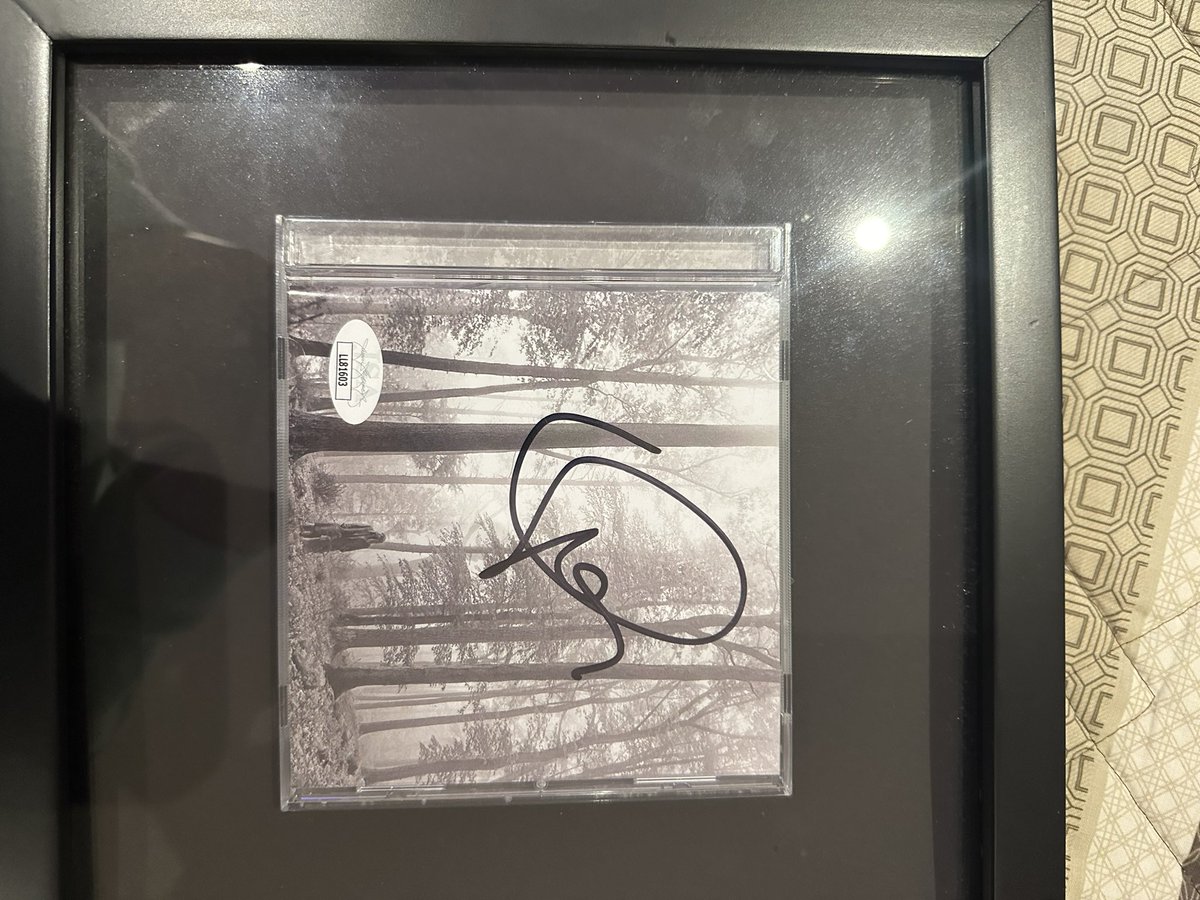 elioaveces's tweet image. HELLO SWIFTIES 

im trying to get out of debt, so i’ll be doing an INTERNATIONAL RAFFLE of a framed Taylor Swift FOLKLORE SIGNED CD in combo with a 1989 TV BLUE VYNIL 

each ticket is $5 USD that can be sent to me via paypal (link below)

#TSTheErasTour #TSTheErasTourZurich