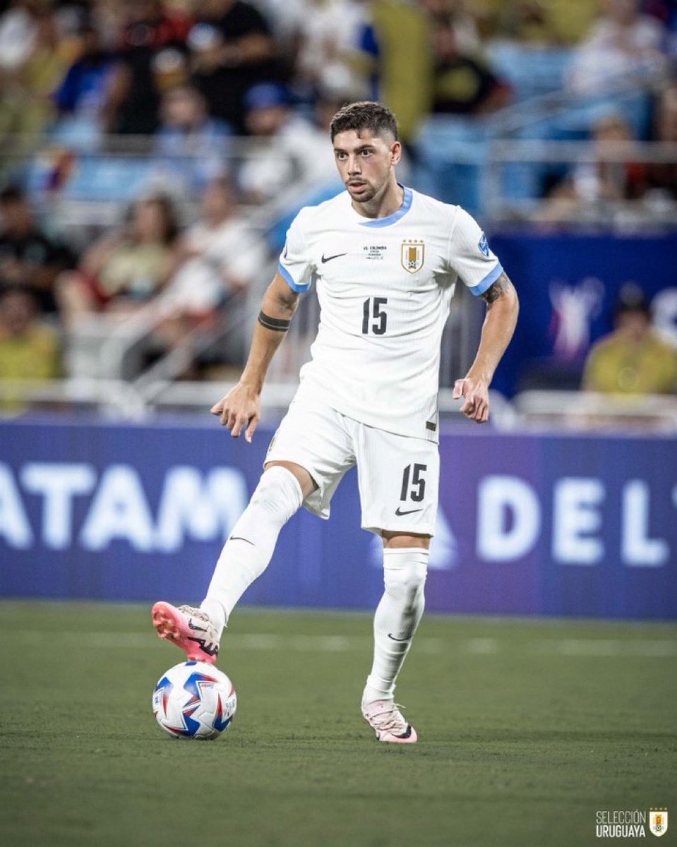 Si hay a alguien a quien hoy no se puede criticar es a este señor.
De los pocos, por no decir el único, que empujó al equipo hacia adelante, que buscó generar algo distinto, no tuvo un solo intérprete que lo acompañara.
No hubo nadie con quien asociarse.
Valverde juega siempre.