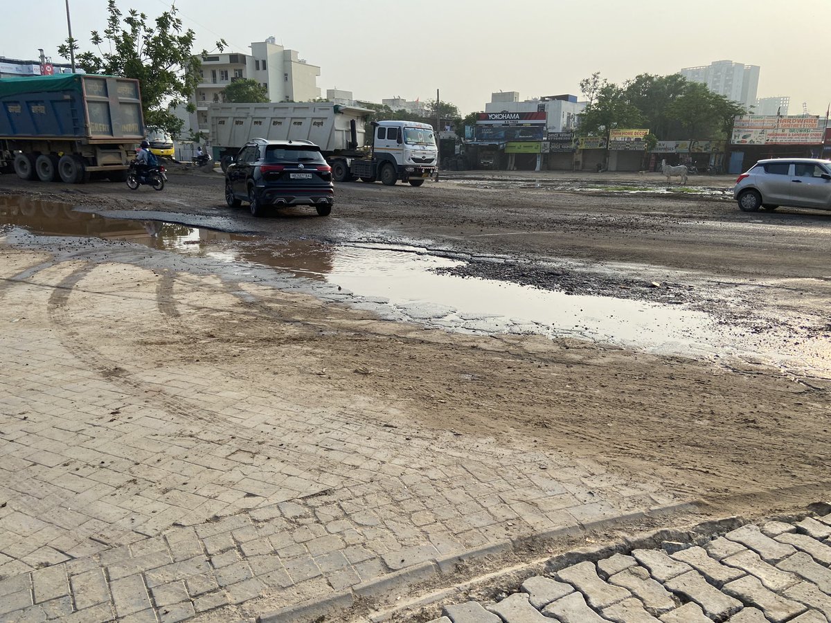RakeshGodayal's tweet photo. @cmohry request you to visit sometime #Gurgaon #newgurgaon many issues would not be resolved without your attention pls. Road condition, encroachments etc. Condition in front of #bestech #parkeviewananda #sector81 @OfficialGMDA @PVARWA2024 https://t.co/Gl9ijJvT1B