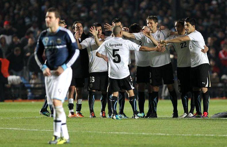 Que los argentinos me chupen bien la pija. En las importantes con nosotros se cagan, de ejemplo esta el 2011, que los eliminamos en su casa, con su gente y salimos campeones. Las 4 estrellas les van a doler toda la vida a la manga de putos estos. Respeten los rangos.