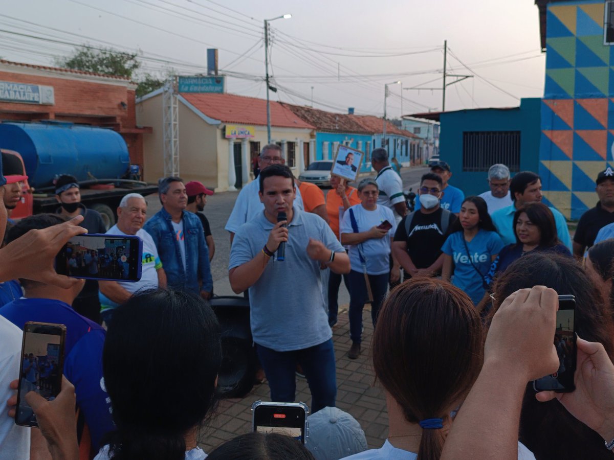 pahenryj's tweet photo. Hoy, en la vela de Coro, Juramentamos a la plataforma @JovenesConVzla_ en el municipio colina y con ello ratificamos el compromiso que tiene la juventud con el futuro de Vzla. Son muchos los jóvenes que, con fe y optimismo, trabajan para hacer del 28 de julio un día  triunfo. https://t.co/cu8SJuit9J