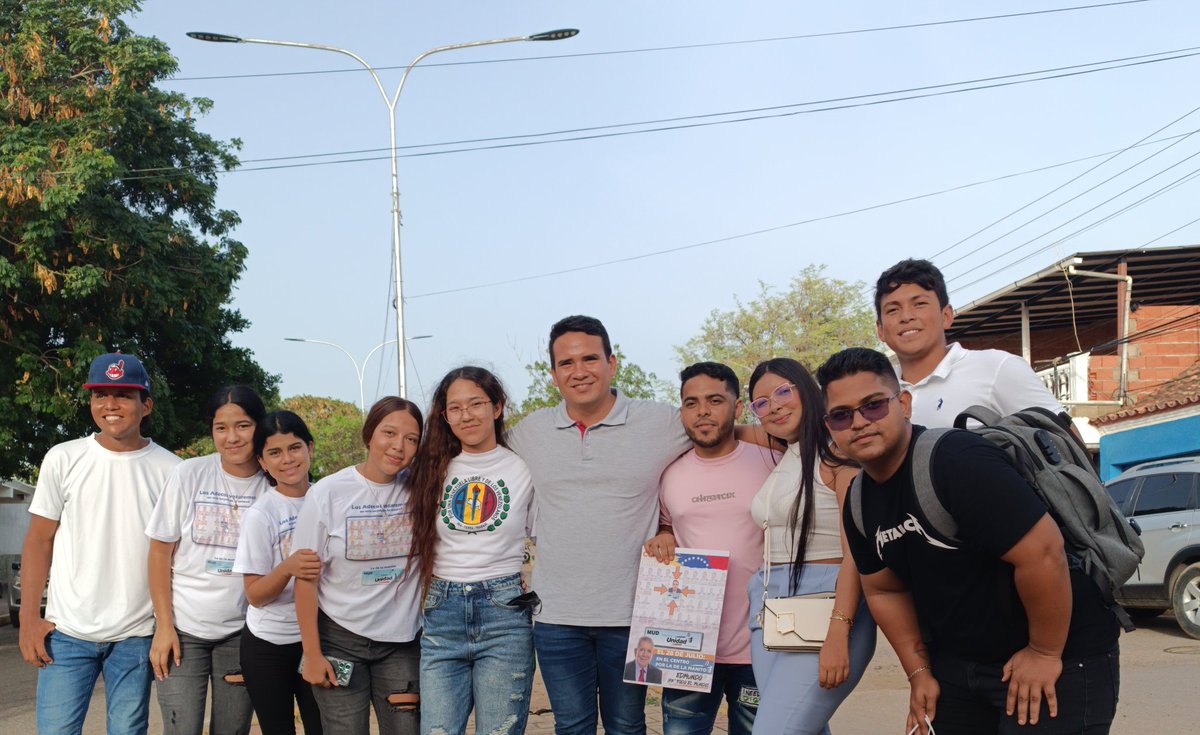 pahenryj's tweet photo. Hoy, en la vela de Coro, Juramentamos a la plataforma @JovenesConVzla_ en el municipio colina y con ello ratificamos el compromiso que tiene la juventud con el futuro de Vzla. Son muchos los jóvenes que, con fe y optimismo, trabajan para hacer del 28 de julio un día  triunfo. https://t.co/cu8SJuit9J