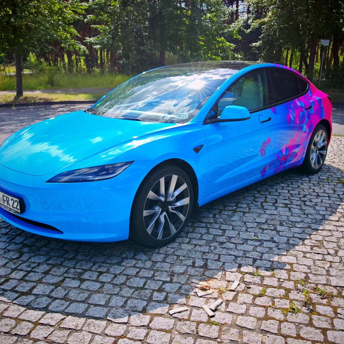 lucktronxtc's tweet photo. Schaut Euch dieses wirklich sehr coole Design an! Wir haben einen Tesla richtig schick gemacht und ganz sicher das Herz des Besitzers höher schlagen lassen...
#tesla #folierung #vollfolierung #lukdesign #lukdesignde #luckenwalde #folierung_luckenwalde #design #fahrzeugveredelung https://t.co/ZKHyuVHhXl