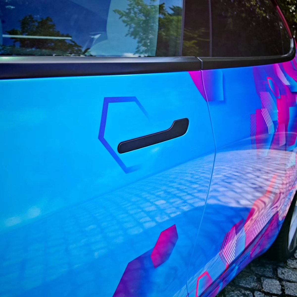 lucktronxtc's tweet photo. Schaut Euch dieses wirklich sehr coole Design an! Wir haben einen Tesla richtig schick gemacht und ganz sicher das Herz des Besitzers höher schlagen lassen...
#tesla #folierung #vollfolierung #lukdesign #lukdesignde #luckenwalde #folierung_luckenwalde #design #fahrzeugveredelung https://t.co/ZKHyuVHhXl