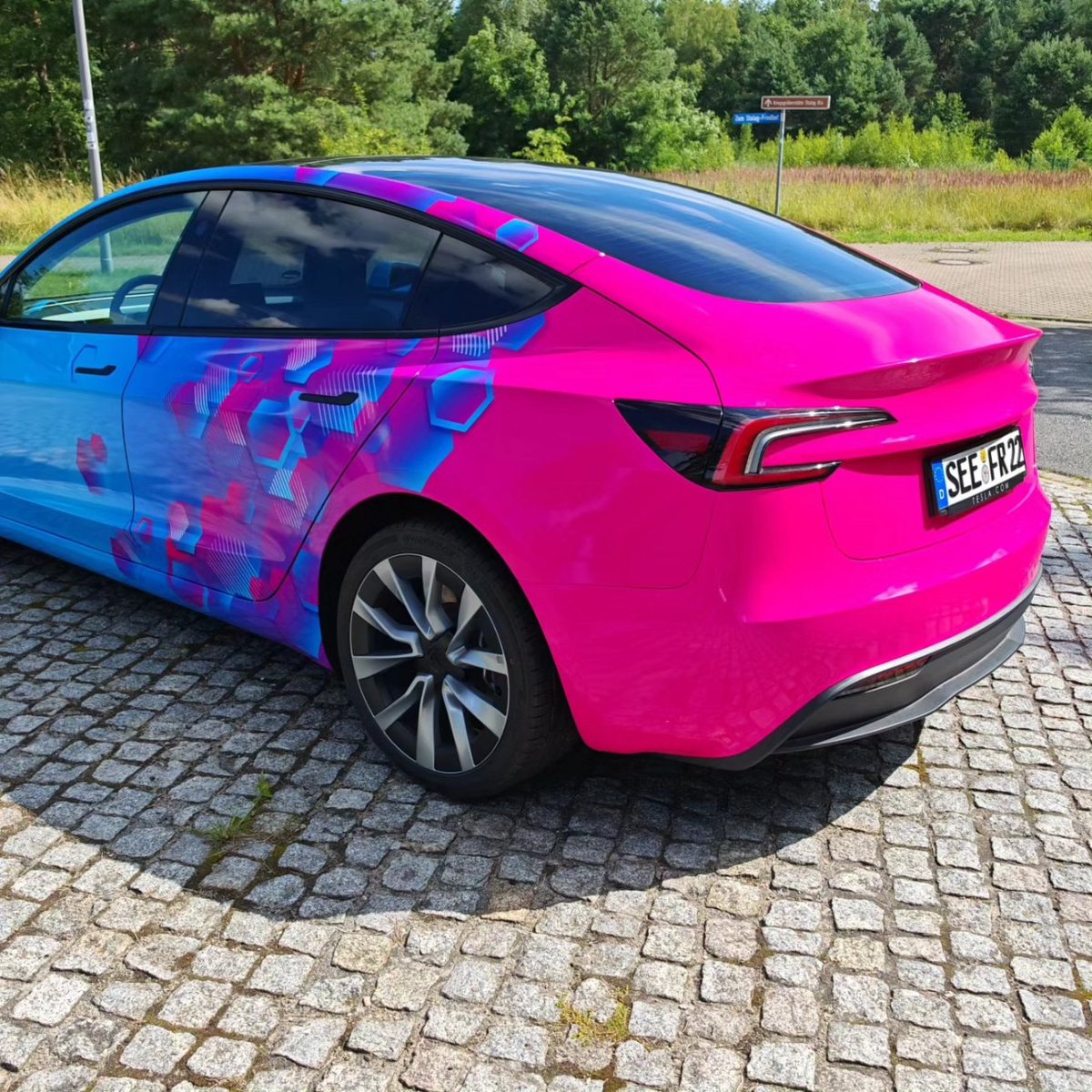 lucktronxtc's tweet photo. Schaut Euch dieses wirklich sehr coole Design an! Wir haben einen Tesla richtig schick gemacht und ganz sicher das Herz des Besitzers höher schlagen lassen...
#tesla #folierung #vollfolierung #lukdesign #lukdesignde #luckenwalde #folierung_luckenwalde #design #fahrzeugveredelung https://t.co/ZKHyuVHhXl