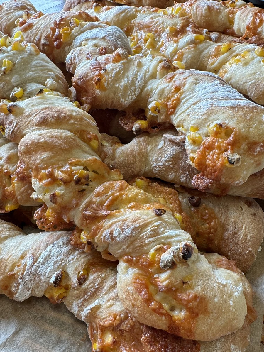 hitomiryo_sub's tweet photo. 生のコーン🌽をたっぷりと入れ込んで、

パン. パイヤスを作ってみたよ〜ん https://t.co/JBSjd3wKQH