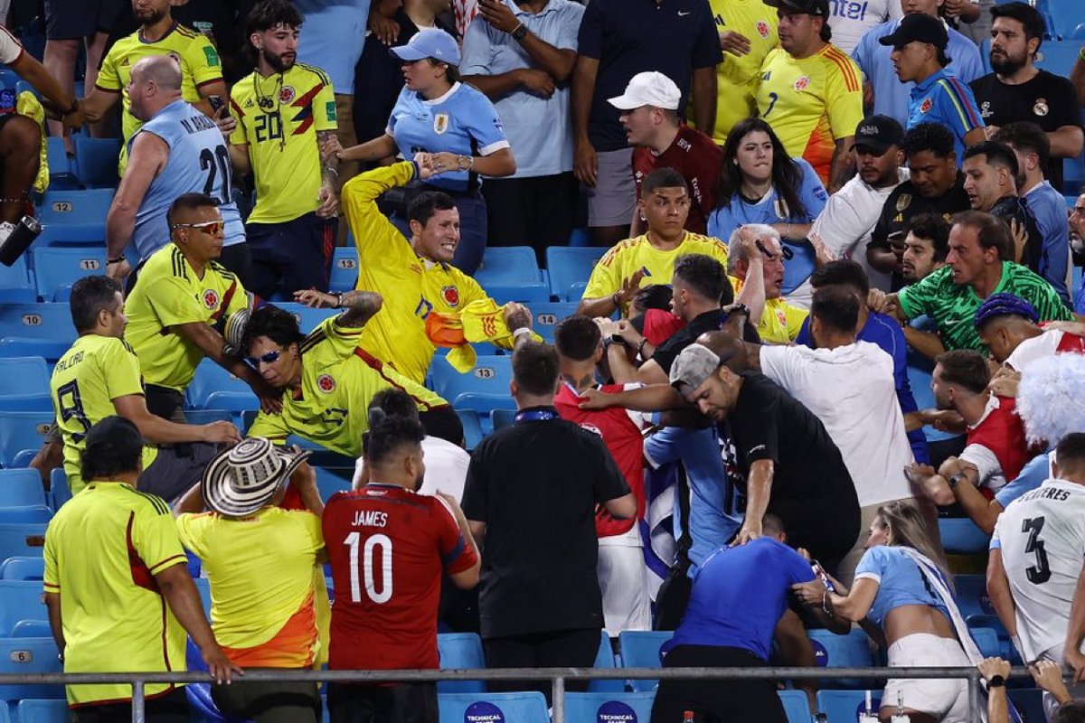 AlertaNews24's tweet photo. 🇨🇴 COPA AMÉRICA 2024 🇨🇴

🇺🇾0⚽️1🇨🇴 | COLOMBIA A LA FINAL.

⚽️ | AHORA: Ronald Araujo y Darwin Núñez se pelean con hinchas colombianos en las gradas del estadio luego del final del partido. https://t.co/nDylwz02eH