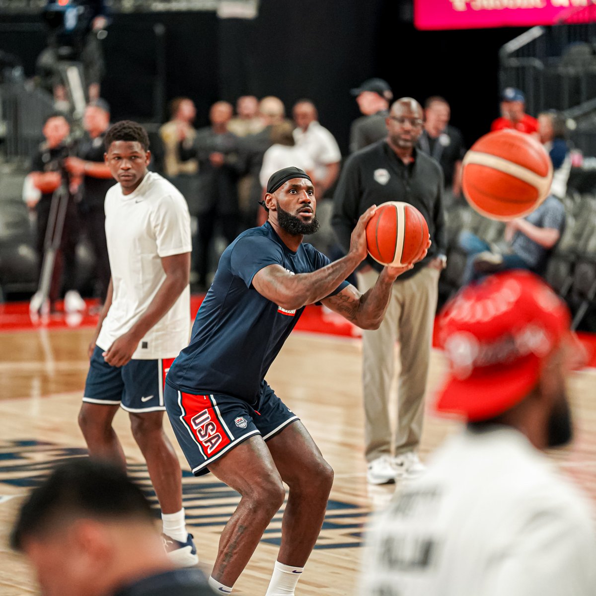 NBAdabad's tweet image. Titulares dos EUA hoje:

Steph Curry
Devin Booker
Jrue Holiday
LeBron James
Joel Embiid