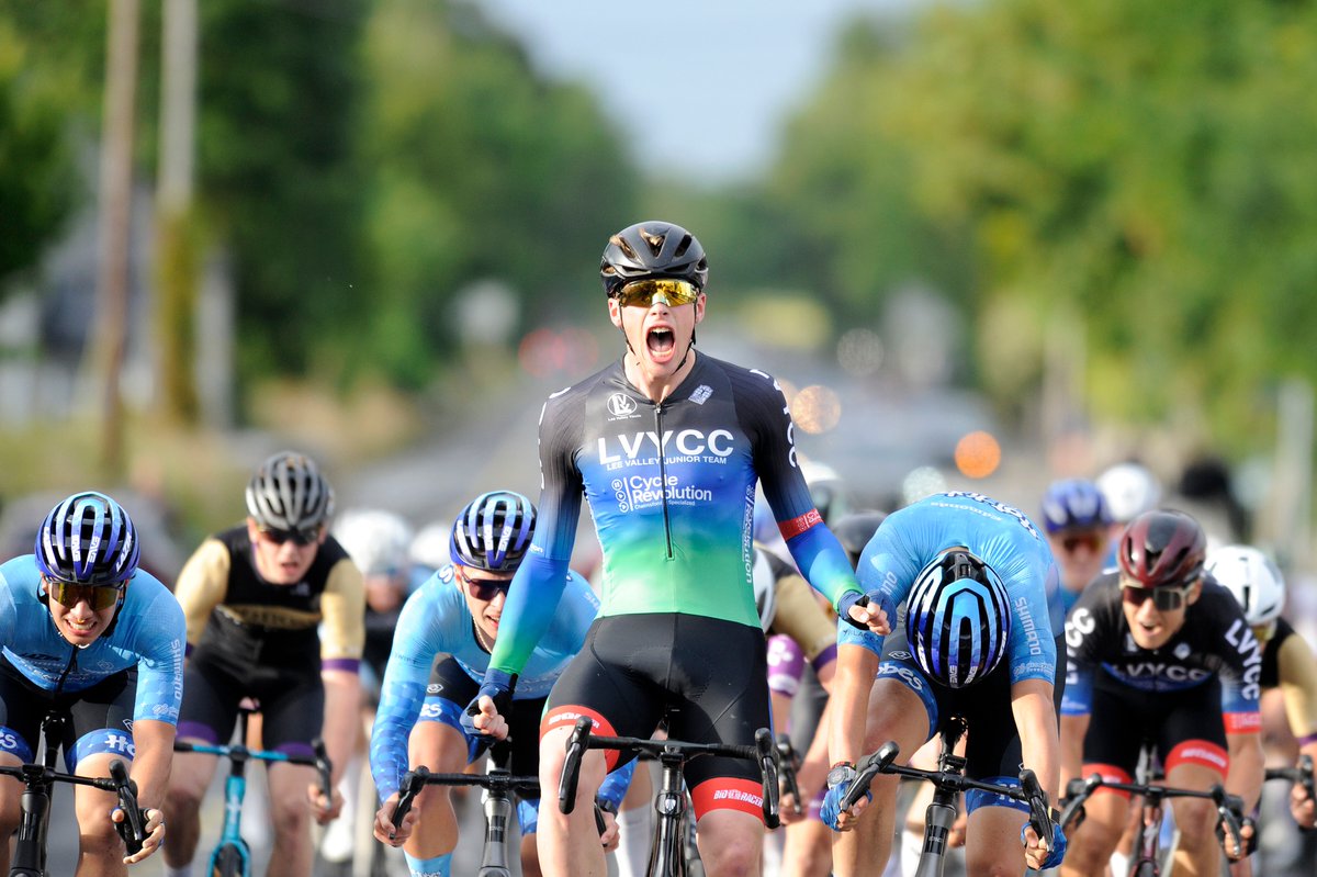 📸"Push forward, champion! You're leading the pack, powering through with every pedal stroke. Keep up this pace—victory is just ahead!"

#CyclingLife #BikeRace #Cyclist #RoadCycling #MTB  #Bicycle #CyclingTips #ProCycling #BikeLove #TourDeFrance