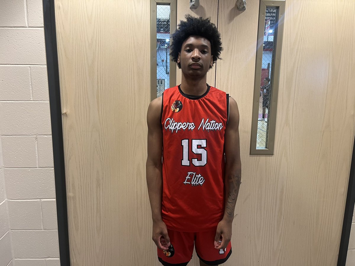 HHawksHoops's tweet photo. 🚨College Coaches!
Vee Edwards-6’0-CG-Bolingbrook ‘25
Vee is an absolutely tough kid. Vocal leader and outstanding shooter that defends hard and gets his teammates involved. Holds a ton of D1 interests and should be on coaches radar this live period! @davee_edwards @brookhoops https://t.co/pnWKyWG3Pm