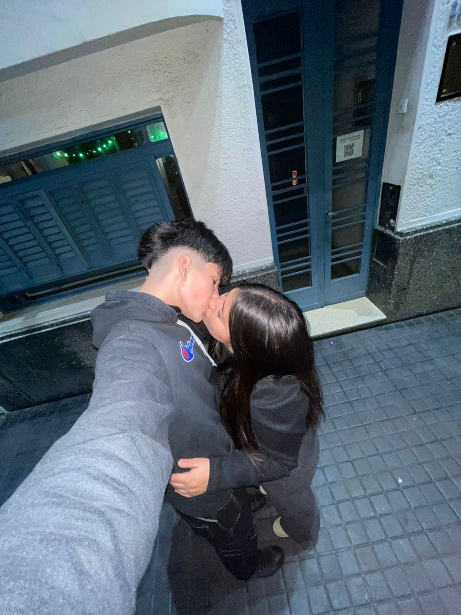Quien es ella,Ella es la que me hace olvidar todo lo malo,cuando estoy con ella mis miedos no existen,ella es la que me calma,ella me cuida,ella se preocupa,ella me cumple todos mis caprichos,ella todos los días me dice todo lo que me ama,ella me protege,ella me hace sentir m..