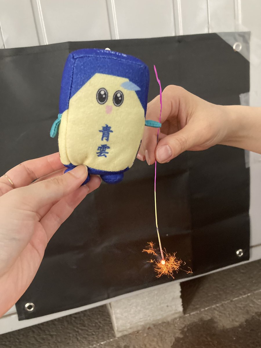 nipponkodo_jp's tweet image. おそ香堂です🪁

先日、#企業公式線香花火対決 に参加させていただきました🎇

結果は、モバオクさんとの一回戦で敗退🥺

ですが、久々に真剣に線香花火ができてとっても楽しかったです😆