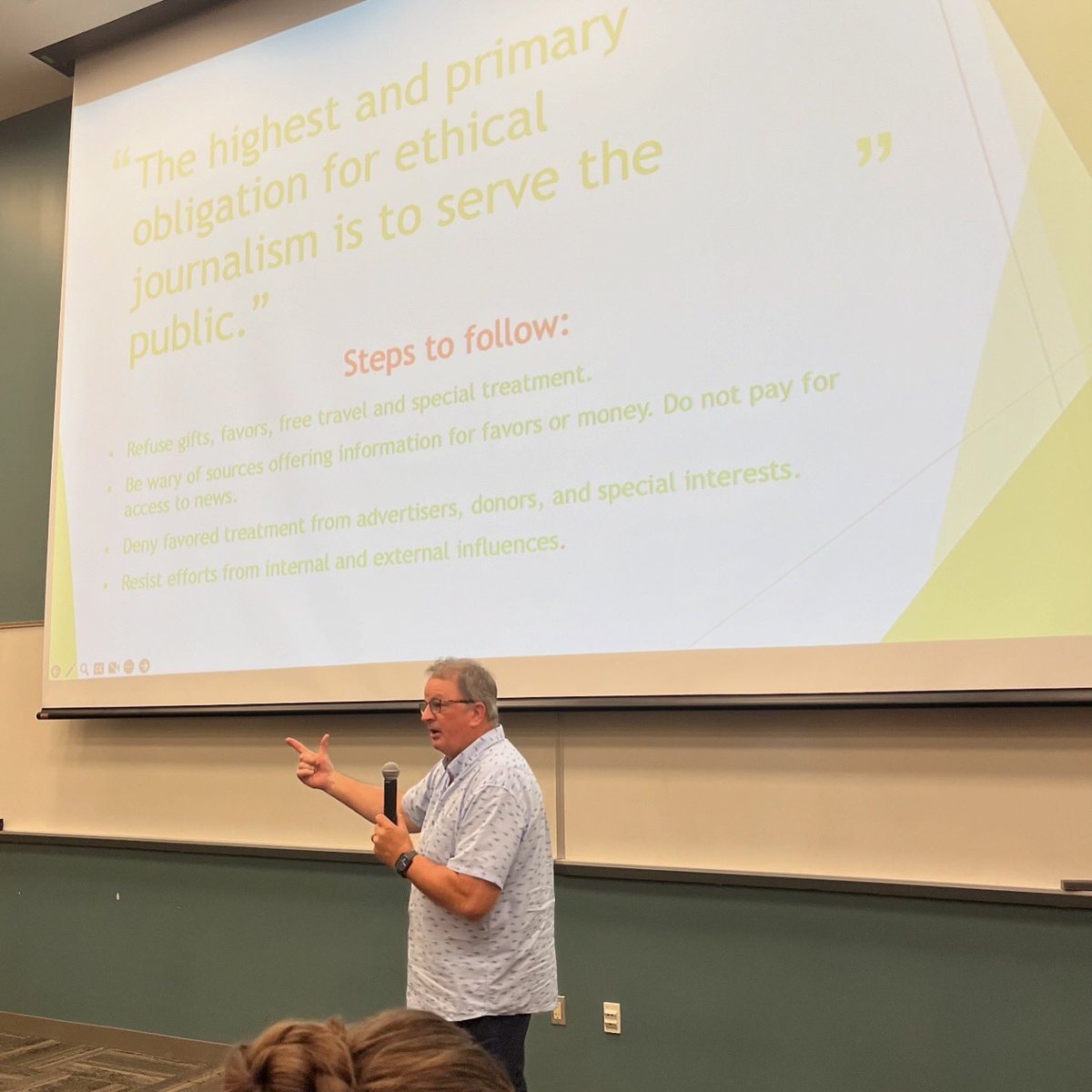 “Every day is a good day to talk about ethics.” - Kevin Smith

Kevin Smith, who has been in ethics for over 30 years, led our last session of the day. Thank you for your discussion and advice! #HSJW24OU <a href="/ethicsmith/">Kevin Z Smith</a> <a href="/ScrippsOU/">OHIO Scripps College</a> <a href="/scrippsjschool/">E.W. Scripps School of Journalism</a>