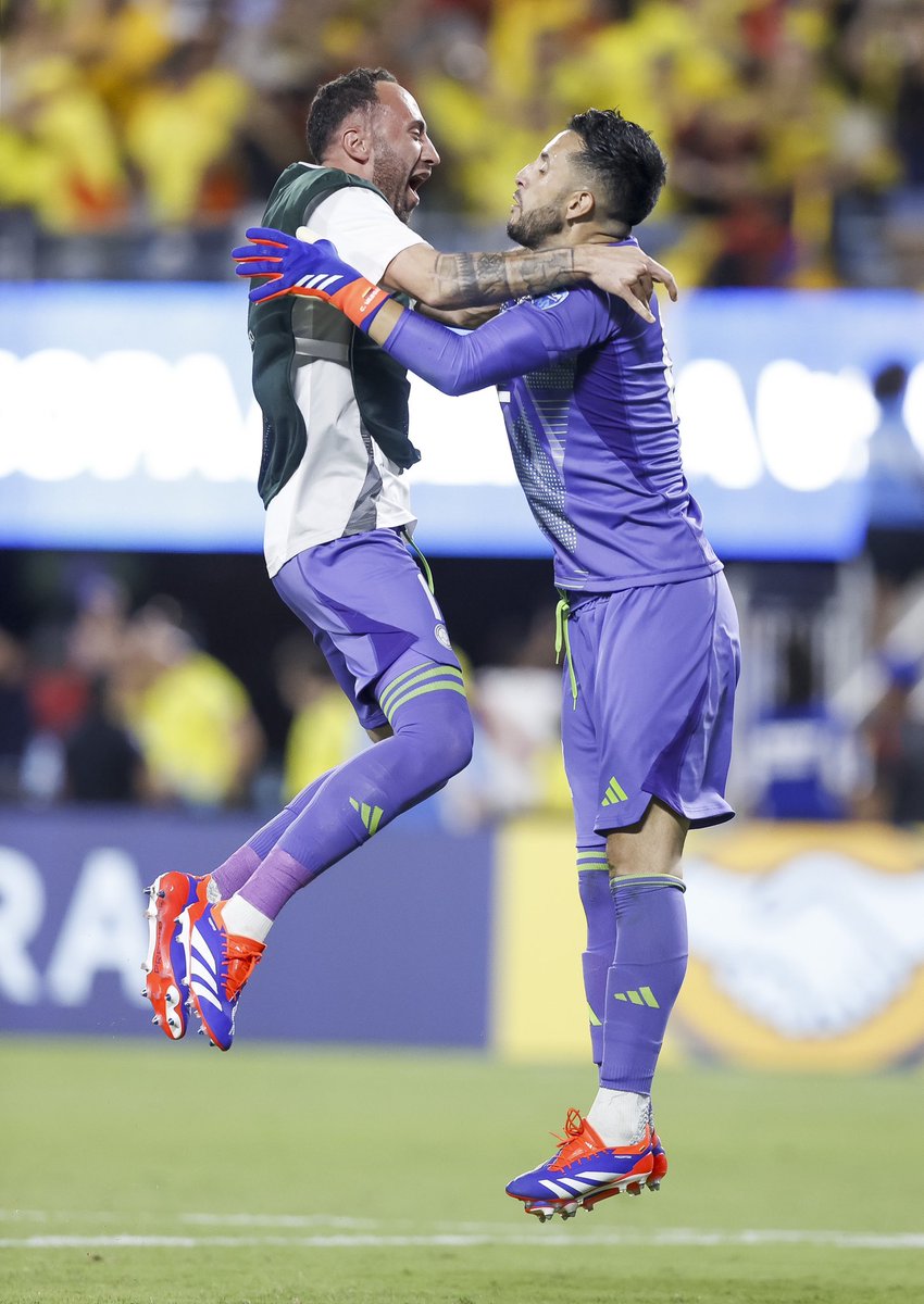Hablemos de abrazos hermosos. Al final del partido, David Ospina corrió directo a abrazar a Camilo Vargas.

Hoy a David le toca aportar desde el banco y reconoce el tremendo trabajo de Camilo, una de las figuras de Colombia en la Copa. Qué foto hermosa.