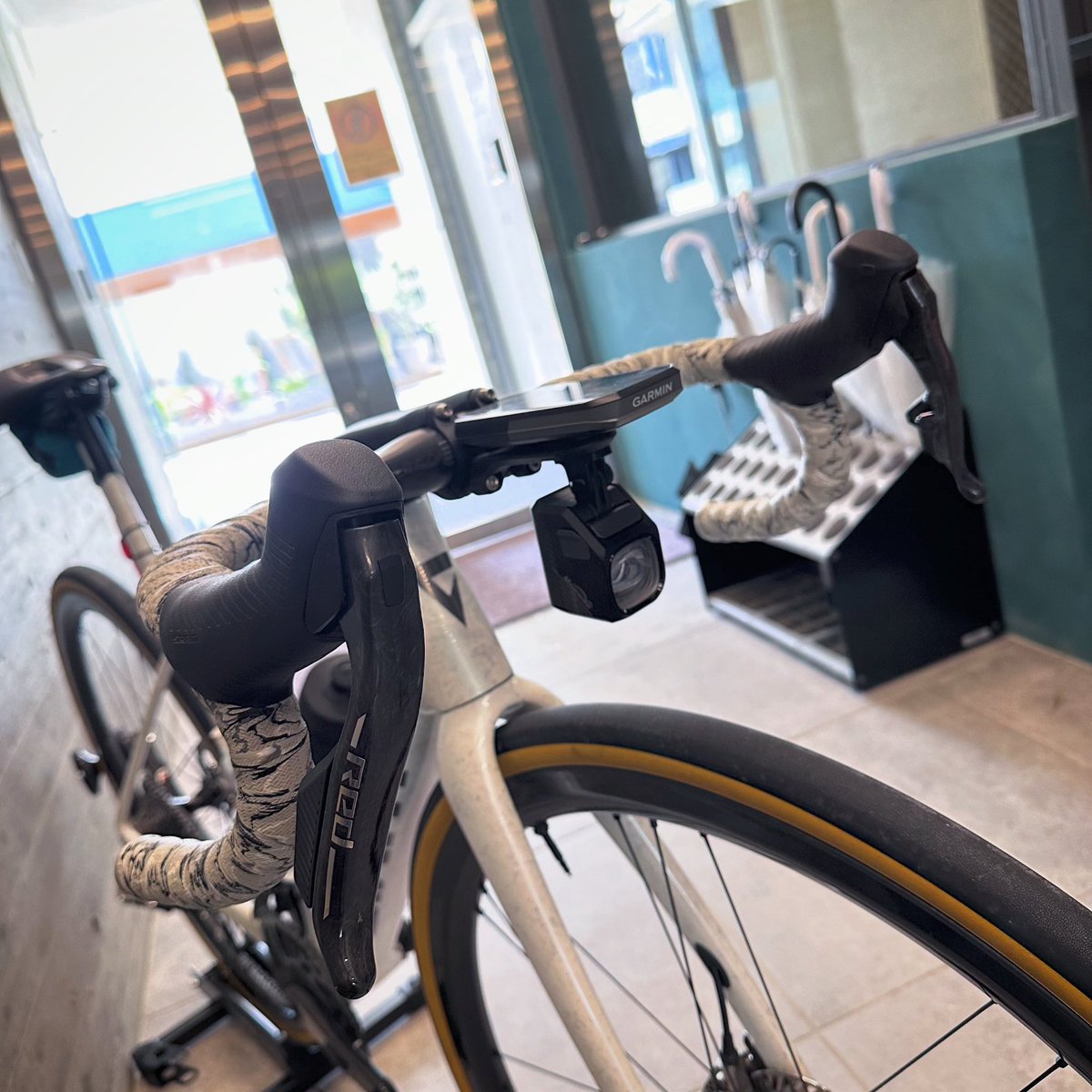 u2bikes's tweet photo. ニュータイプのSRAM/RED AXS⚡️
やっぱりレバーとブレーキ周りが格段に進化。
握りやすくブレーキコントロール◎
SHIMANOレバー派でも揺らぐクオリティ🧐
#U2BIKES #SRAM #REDAXS #無線電動変速コンポ
#他SRAMAXSコンポと組み合わせるも良し https://t.co/TfmcC8ePgo