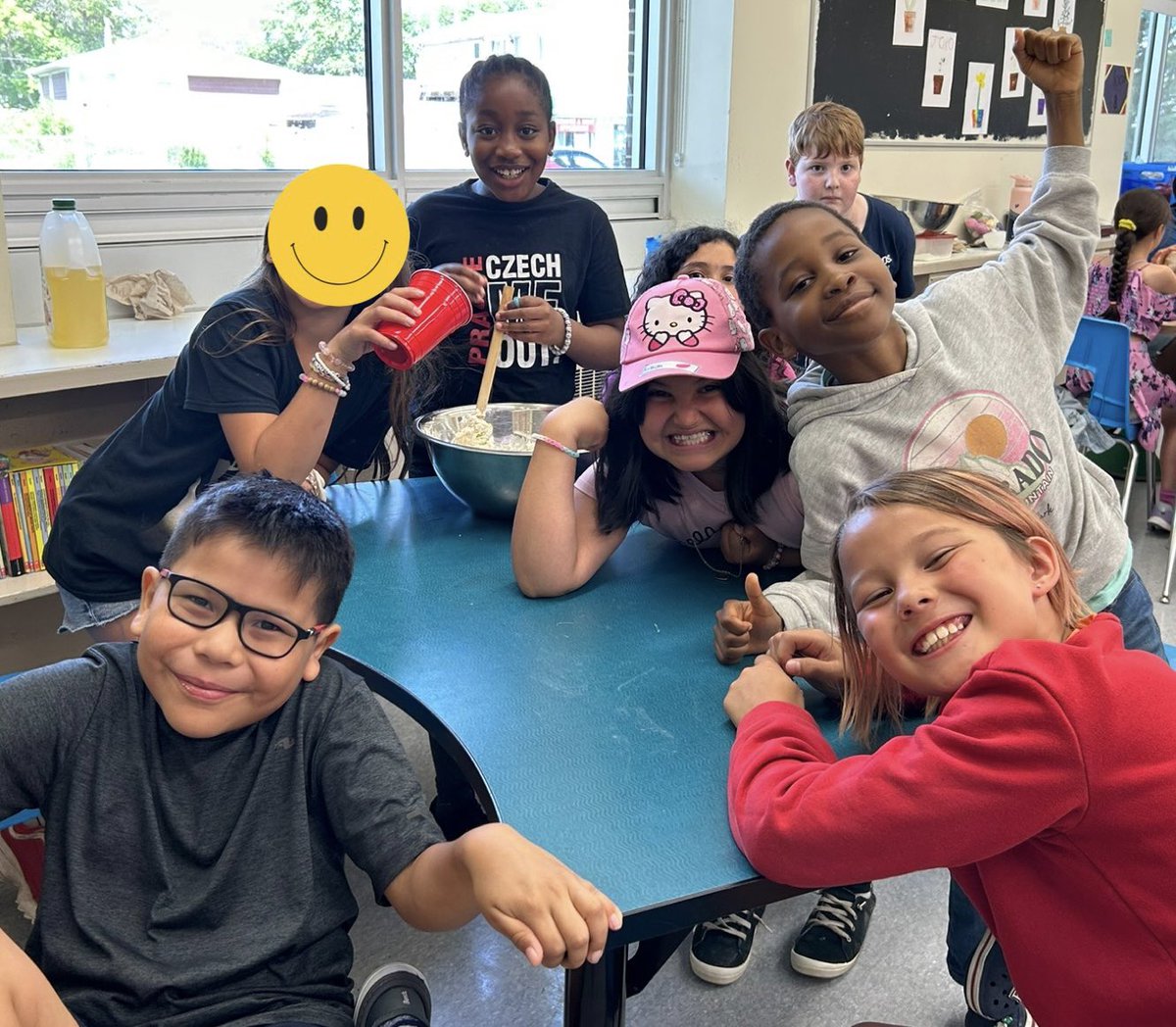 RachelMachnicki's tweet image. Working together as a team is always a lot of fun!  Especially when we experience making and eating bannock! 
#ASPIRELRSD @frontenacLRSD @archwoodLRSD
@vanierLRSD 
@marionLRSD