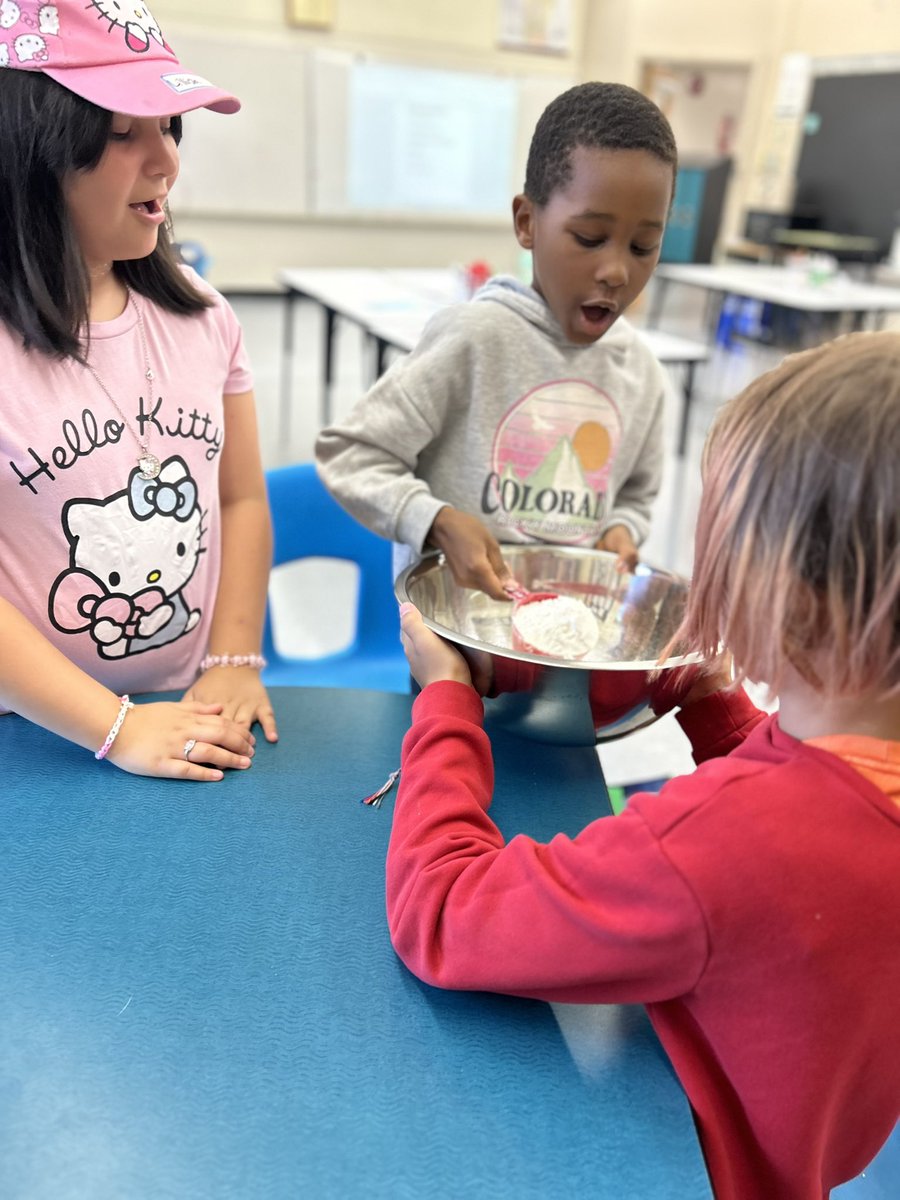 RachelMachnicki's tweet image. Working together as a team is always a lot of fun!  Especially when we experience making and eating bannock! 
#ASPIRELRSD @frontenacLRSD @archwoodLRSD
@vanierLRSD 
@marionLRSD