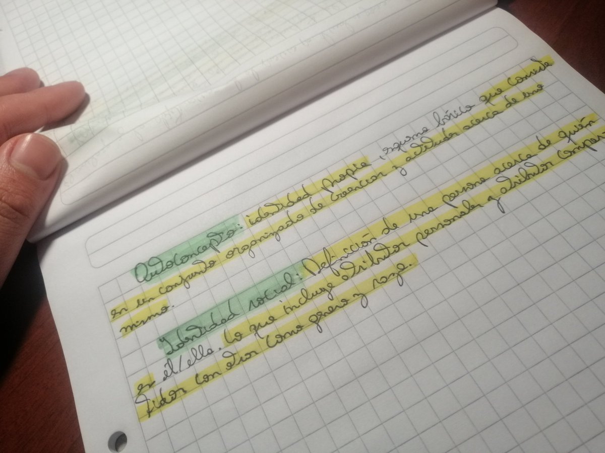 nakox25's tweet photo. Como cuando te haces tus resúmenes sobre definiciones, sin embargo la solemne te pide aplicación y no memoria. Valió la pena, psicología social I aprobado 🥲 https://t.co/kwsCKPn4K7