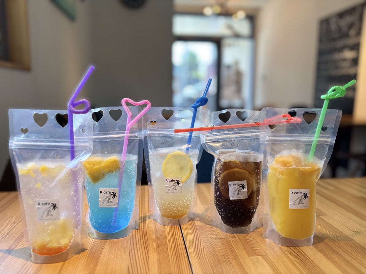 Rcafe1101's tweet photo. Rcafe Summer  drink🥤☺︎

🍑ピーチソーダ
🥭ハワイアンマンゴー
🍋レモンスカッシュ
🍋レモンコーラ
🍊オレンジマンゴー

リボンを付けて持ち運びも出来ます☘️
アールカフェの可愛いドリンクはいかがでしょうか？？☺️

#川越　#推し活   #夏ドリンク https://t.co/wkfzwNlbBn