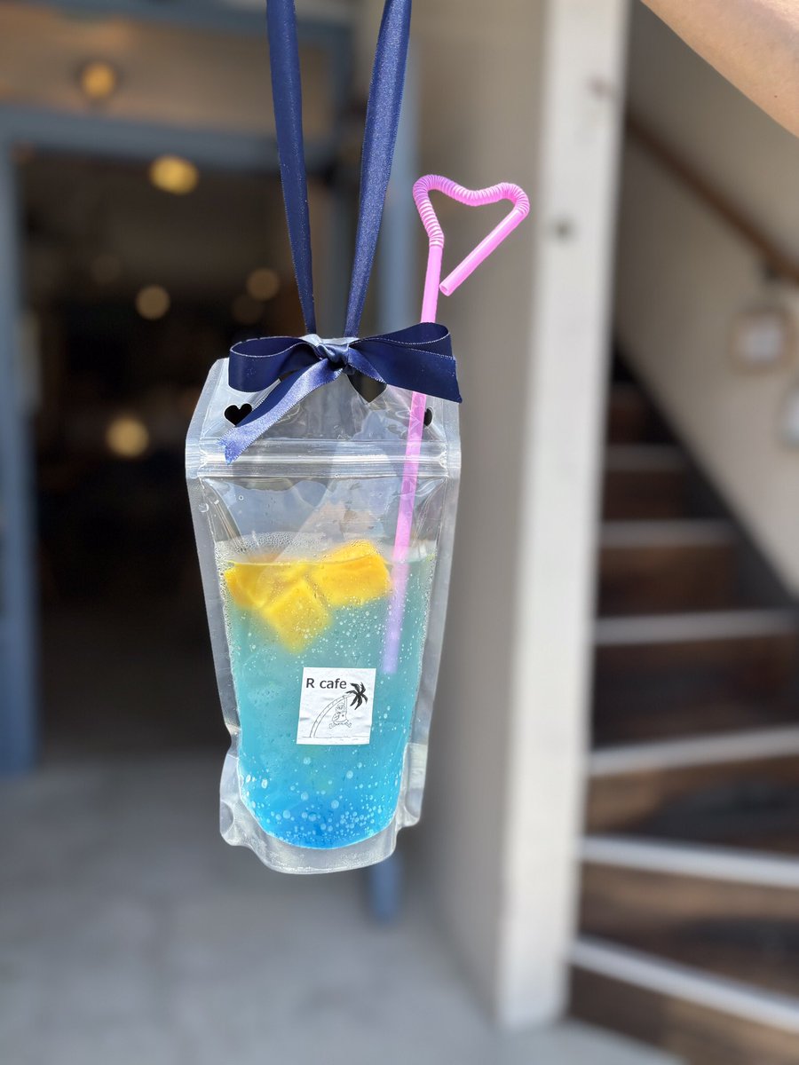 Rcafe1101's tweet photo. Rcafe Summer  drink🥤☺︎

🍑ピーチソーダ
🥭ハワイアンマンゴー
🍋レモンスカッシュ
🍋レモンコーラ
🍊オレンジマンゴー

リボンを付けて持ち運びも出来ます☘️
アールカフェの可愛いドリンクはいかがでしょうか？？☺️

#川越　#推し活   #夏ドリンク https://t.co/wkfzwNlbBn