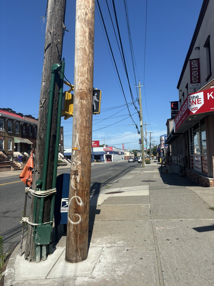 grace_says_'s tweet photo. @nyc311 would like to know who thought covering the crosswalk light with this pole was a good idea? https://t.co/f8QKrcE9bp