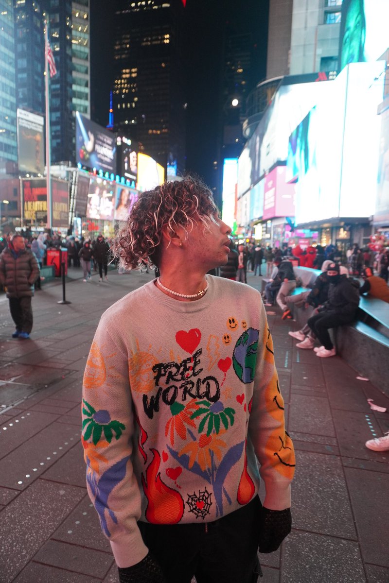 Cmiami56's tweet photo. Me and my brother own a clothing brand and we have many connections already including @cuffem , Shnaggy, and Adin. I know you’re always tryna expand the Faze brand and merch is a huge way to expand. Let’s work and take Faze merch to the next level. https://t.co/hgqpiZFhtf