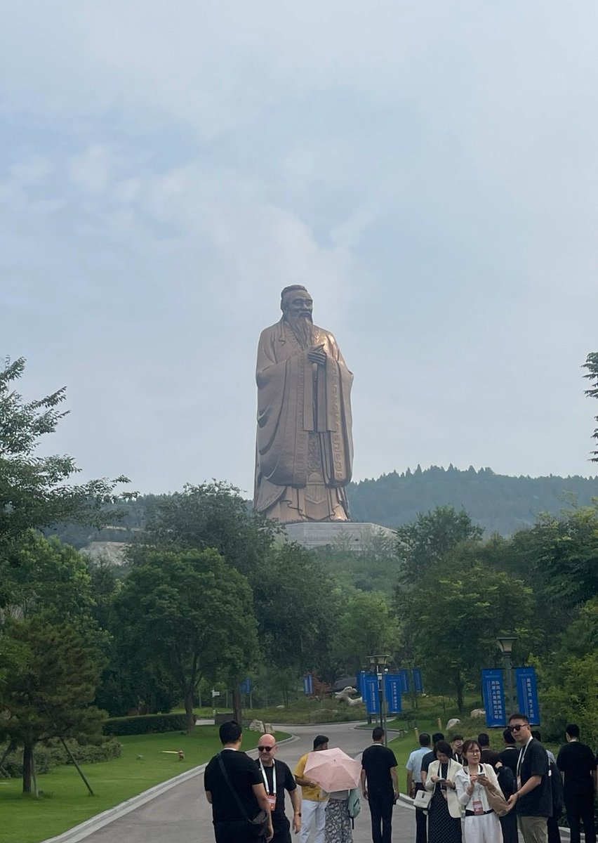 Lydia6046644271's tweet image. The statue of Confucius in Nishan is the largest and tallest statue of Confucius in the world. This statue is located on Mount Ni in Qufu City, Shandong Province, with a height of 72 meters, symbolizing the 72 wise men cultivated by Confucius. #Confucius #Nishan #VisitShandong