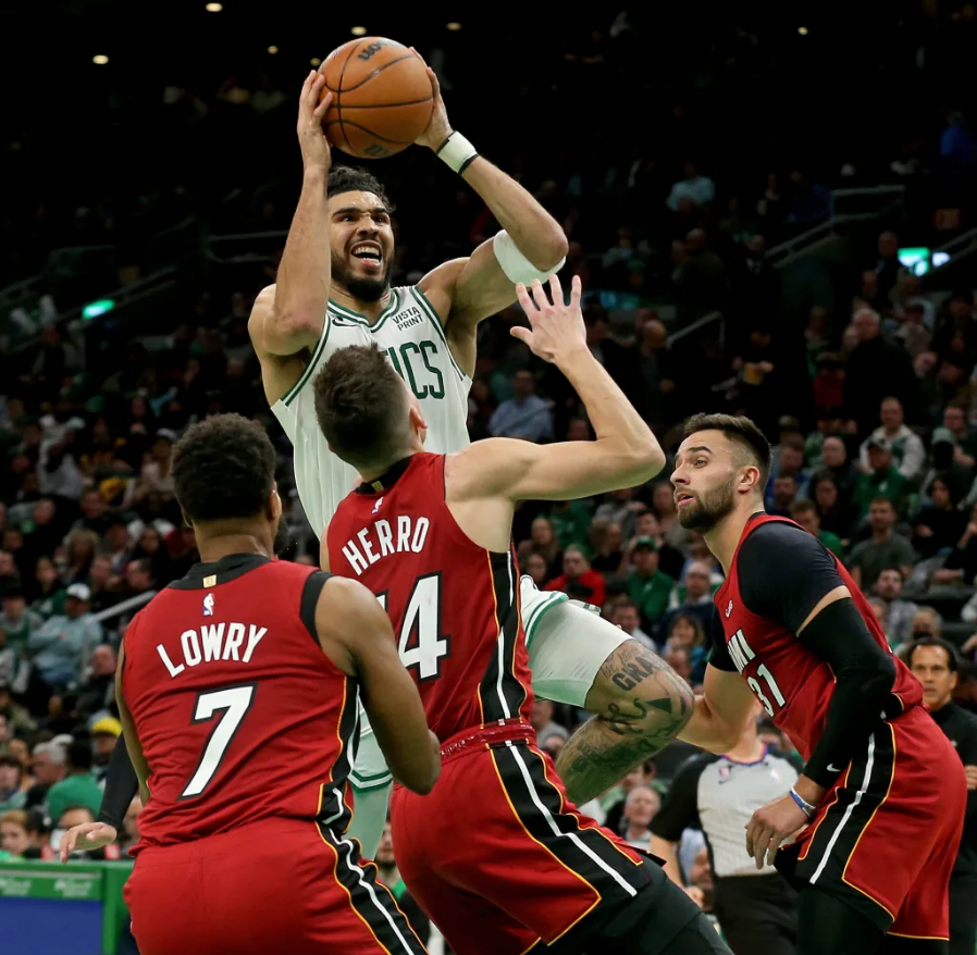 minny_connie's tweet image. Jason Tatum dazzles with 49 points as the Boston Celtics triumph over the Miami Heat 134-121!  #Celtics #NBA #TatumTime #Victory bostonherald.com/2022/11/30/gal…