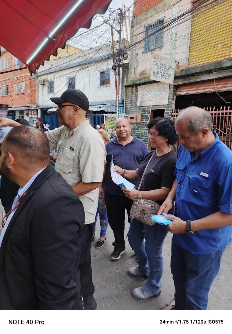susanarojas1964's tweet photo. #Petare #MunicipioSucre junto al concejal @josepachecosuc y @susanarojas1964 recorriendo el sector #Caruto, en un #ManoAMano con la comunidad, fortaleciendo el voto popular por @EdmundoGU. Los sectores populares de #Miranda te apoyan! #EdmundoPresidente #Edmundoparatodoelmundo https://t.co/v2aROuJoFC