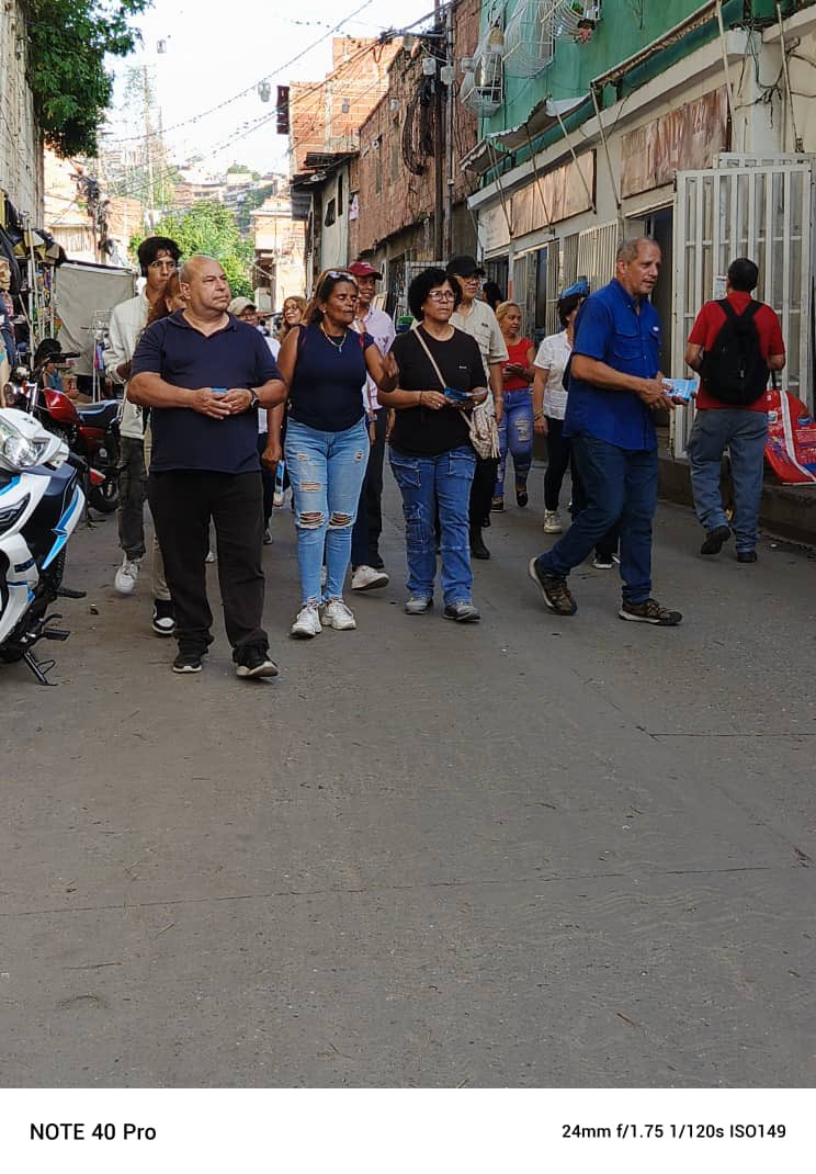 susanarojas1964's tweet photo. #Petare #MunicipioSucre junto al concejal @josepachecosuc y @susanarojas1964 recorriendo el sector #Caruto, en un #ManoAMano con la comunidad, fortaleciendo el voto popular por @EdmundoGU. Los sectores populares de #Miranda te apoyan! #EdmundoPresidente #Edmundoparatodoelmundo https://t.co/v2aROuJoFC