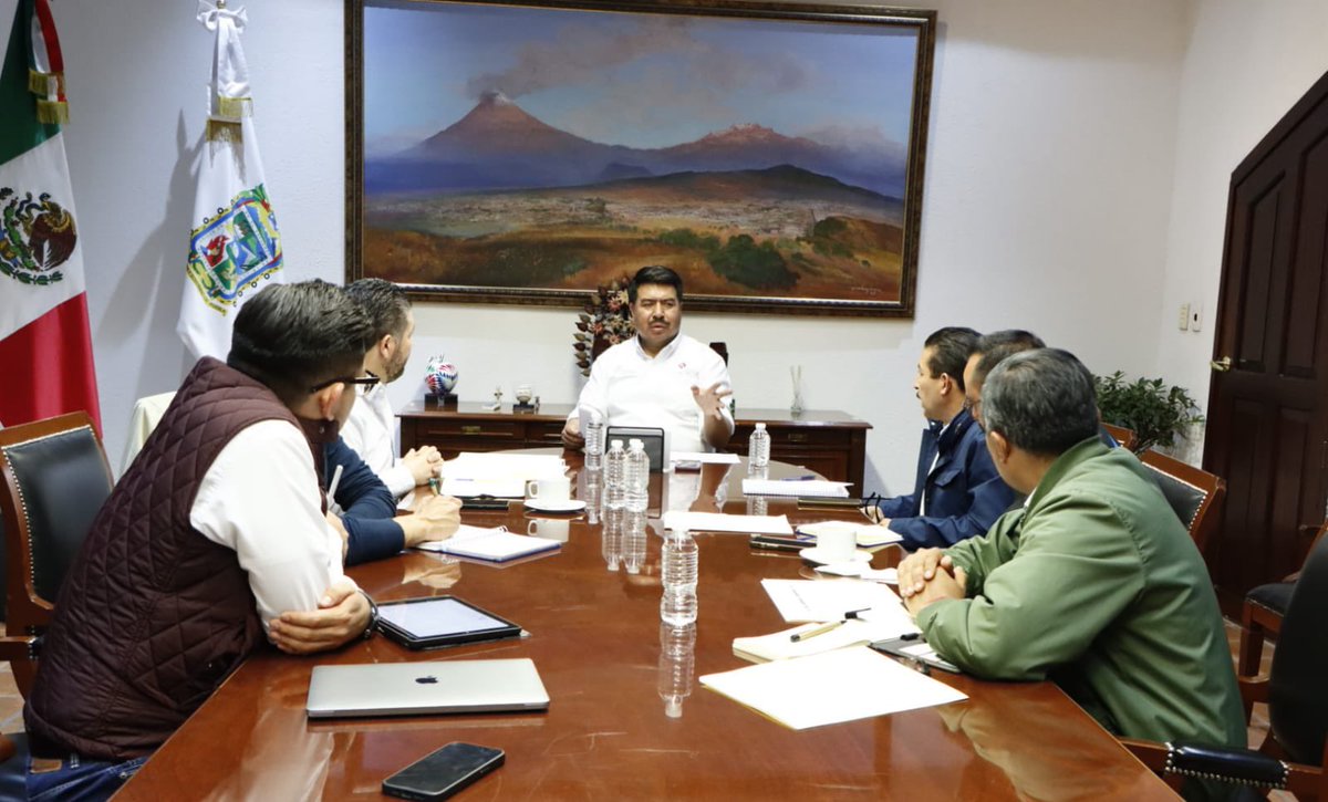 Javier_AquinoL's tweet photo. Una vez terminada la gira de trabajo por el municipio de #Coyomepan, seguimos atendiendo las demandas sociales, ahora, ante posibles contingencias por las lluvias que se registran en la entidad, por ello, junto con el subsecretario de Gobernación @JEnriqueRiveraR, llevamos a cabo una mesa de trabajo con el coordinador de @PC_Estatal Catarino Miranda San Román, así como con directivos e integrantes de la @Segob_Puebla para dar puntual seguimiento al desarrollo de las precipitaciones y atender  posibles siniestros, así como definir las estrategias que implementa el @Gob_Puebla, para la prevención y atención inmediata de incidentes que se registren en el Estado.

De la mano de autoridades de los distintos niveles de gobierno, mantenemos el monitoreo de los diversos fenómenos meteorológicos para garantizar el bienestar de las familias poblanas. #UnGobiernoPresente #PueblaTrasciende