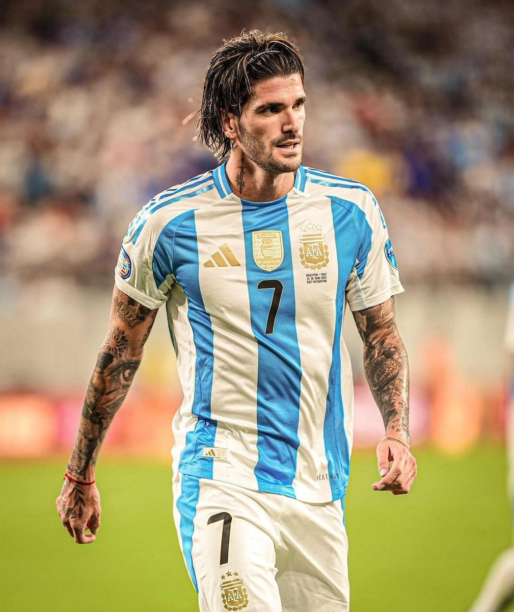 Lorenzovarone's tweet photo. Hace unos meses Manuel Ugarte insultó y se burló de Rodrigo De Paul. Hoy uno está haciendo sus valijas para ir a jugar por el 3er y 4to puesto, mientras que el otro, que es campeón del mundo, esta preparándose para jugar (nuevamente) una final de la Copa América (Ya ganó una). https://t.co/R5Xvwcnzvn