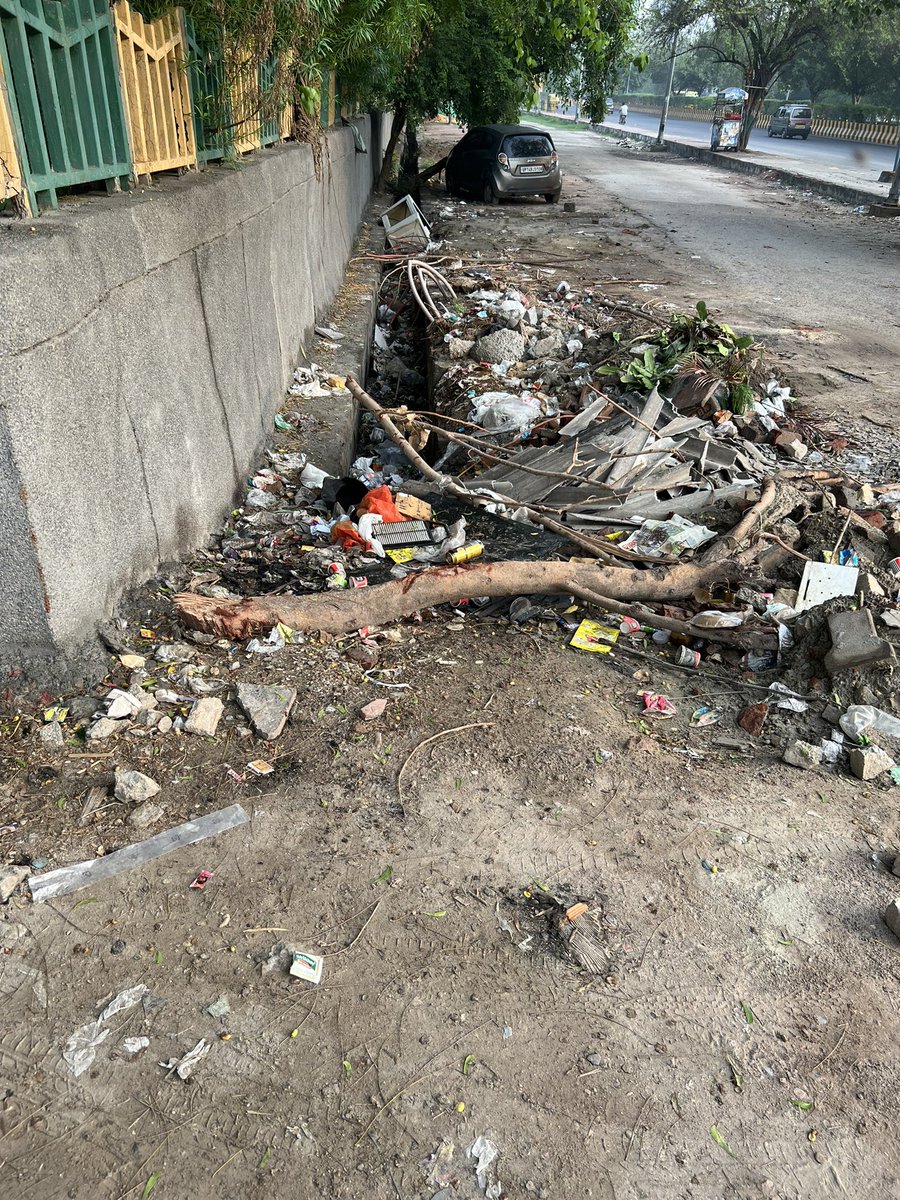 tejas_ghate63's tweet photo. Garbage dump in Sector 34 outside Supertech society has become a breeding ground for mosquitoes and flies. @noida_authority @CeoNoida https://t.co/MkKEGRIjDV