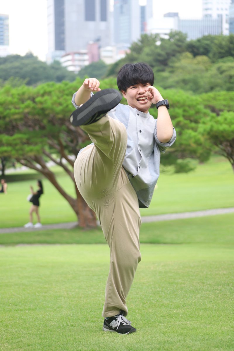256kaicho's tweet photo. 【メンバー紹介③】
・佐藤祐達(さとうゆうと) 
・灰色担当
・ピアノ歴10年、テニス歴8年、空手歴1年。色々やってます。
・助監督歴6年、芝居歴10ヶ月。脚本家デビュー作「アラカルト！」がギャラクシー賞 奨励賞を受賞。
・一言
初舞台で出逢ったふたり、裏方として256階調を盛り上げます！

#256階調 https://t.co/AAGjHoh9NC