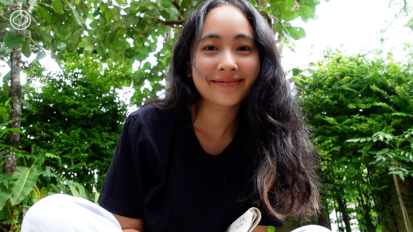 readthecloud's tweet image. ใครไถ TikTok บ่อย ๆ คงเห็นช่อง #Happybeefriends ผ่านหน้าผ่านตา ที่ บี-ชัญญกัญญ์ สังข์ปัญจภรกัญ เจ้าของเพจ ชวนผู้คนมาสังเกตธรรมชาติตัวจิ๋วรอบบ้านไปด้วยกัน จนได้บทเรียนจากธรรมชาติและศิลปะที่เธอหลงใหลสู่ความสุขของชีวิต #PageMaker readthecloud.co/happybeefriend…