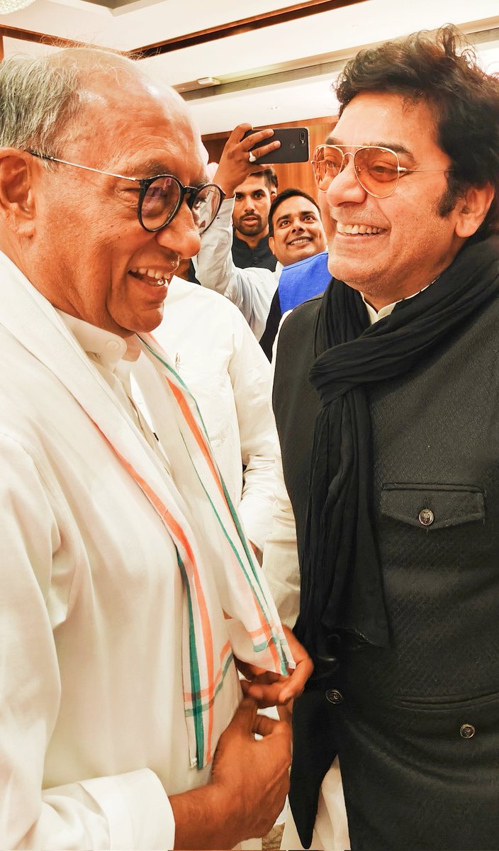 Yogendra_INC's tweet photo. छोटी सी ज़िंदगी है
हर बात में खुश रहो

जो चेहरा पास ना हो
उसकी आवाज में खुश रहो

कल किसने देखा है
अपने आज में खुश रहो

खुशियों का इन्तजार किस लिए
दूसरों की मुस्कान में खुश रहो

छोटी सी तो ज़िंदगी है
हर हाल में खुश रहो

@digvijaya_28 
@ranaashutosh10 https://t.co/iHX7ipebTS